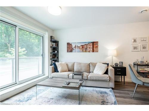 101-467 Charlton Avenue E, Hamilton, ON - Indoor Photo Showing Living Room