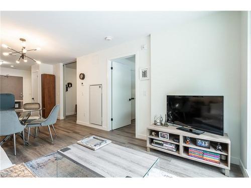 101-467 Charlton Avenue E, Hamilton, ON - Indoor Photo Showing Living Room