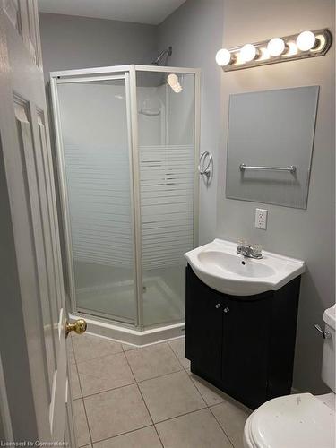 47 New Street, Hamilton, ON - Indoor Photo Showing Bathroom