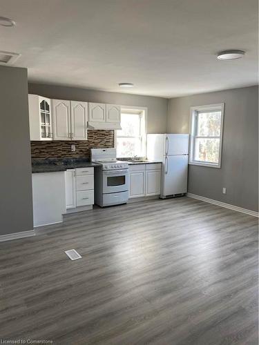 47 New Street, Hamilton, ON - Indoor Photo Showing Kitchen