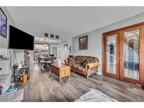 113 Valera Drive, Stoney Creek, ON - Indoor Photo Showing Living Room