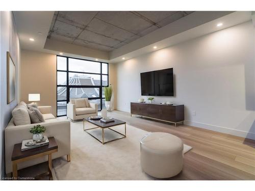 404-24 Augusta Street, Hamilton, ON - Indoor Photo Showing Living Room