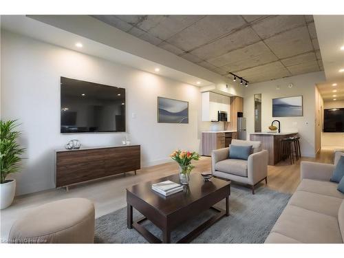 404-24 Augusta Street, Hamilton, ON - Indoor Photo Showing Living Room