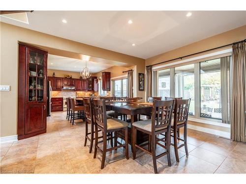 8881 Joseph Court, Niagara Falls, ON - Indoor Photo Showing Dining Room