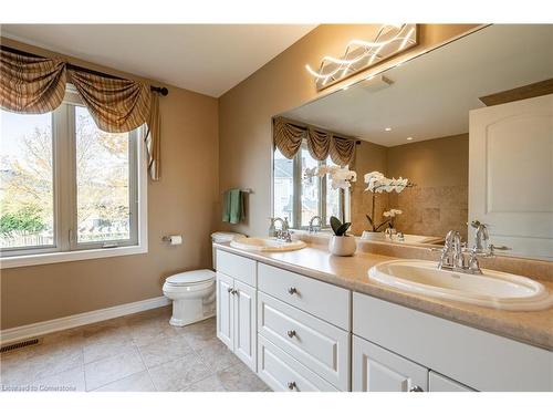 8881 Joseph Court, Niagara Falls, ON - Indoor Photo Showing Bathroom