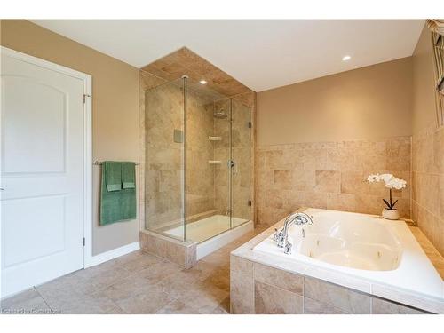 8881 Joseph Court, Niagara Falls, ON - Indoor Photo Showing Bathroom