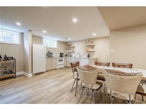 8881 Joseph Court, Niagara Falls, ON - Indoor Photo Showing Dining Room