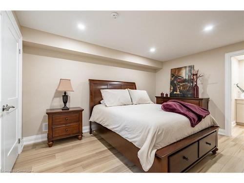 8881 Joseph Court, Niagara Falls, ON - Indoor Photo Showing Bedroom