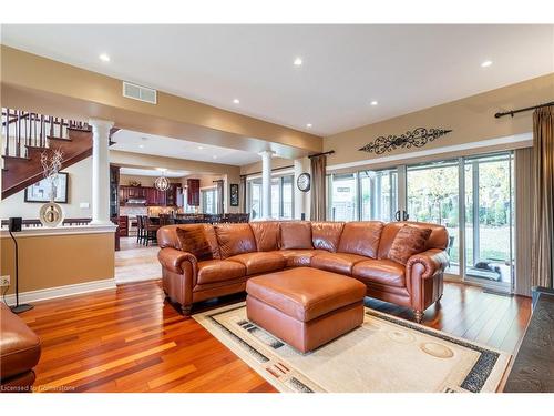 8881 Joseph Court, Niagara Falls, ON - Indoor Photo Showing Living Room