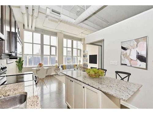 216-404 King Street W, Waterloo, ON - Indoor Photo Showing Kitchen