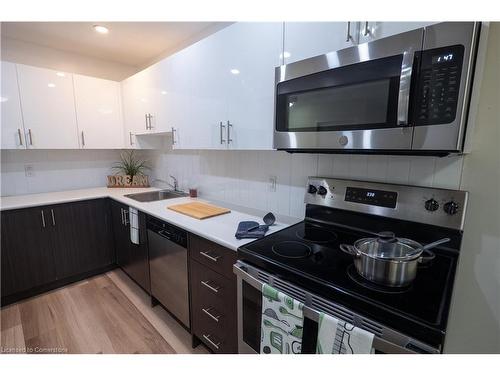 20-235 Quigley Road, Hamilton, ON - Indoor Photo Showing Kitchen