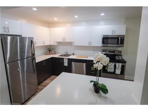 20-235 Quigley Road, Hamilton, ON - Indoor Photo Showing Kitchen