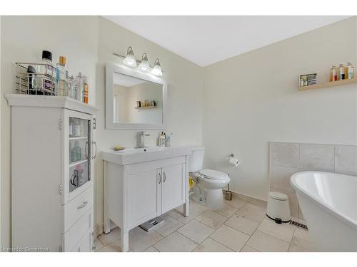 196 Amberly Boulevard, Ancaster, ON - Indoor Photo Showing Bathroom