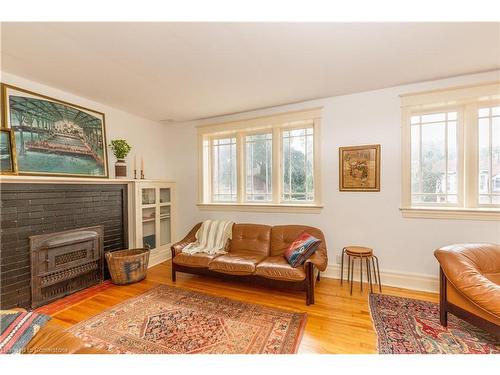 31 St Clair Avenue, Hamilton, ON - Indoor Photo Showing Living Room