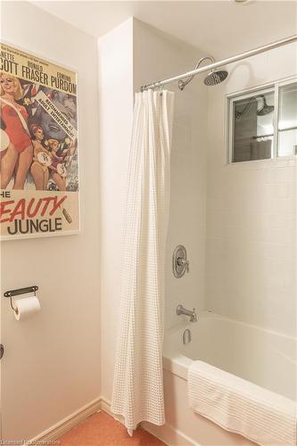 31 St Clair Avenue, Hamilton, ON - Indoor Photo Showing Bathroom