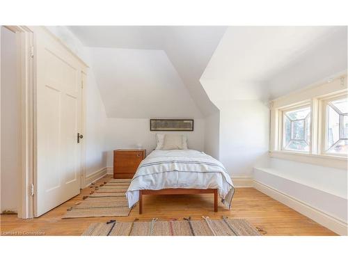 31 St Clair Avenue, Hamilton, ON - Indoor Photo Showing Bedroom