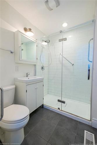 31 St Clair Avenue, Hamilton, ON - Indoor Photo Showing Bathroom