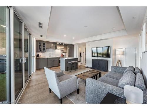 304-2060 Lakeshore Road, Burlington, ON - Indoor Photo Showing Living Room