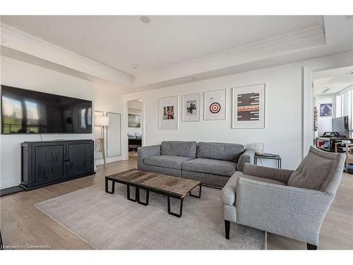 304-2060 Lakeshore Road, Burlington, ON - Indoor Photo Showing Living Room