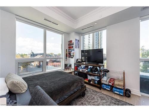 304-2060 Lakeshore Road, Burlington, ON - Indoor Photo Showing Bedroom