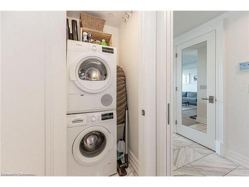 304-2060 Lakeshore Road, Burlington, ON - Indoor Photo Showing Laundry Room