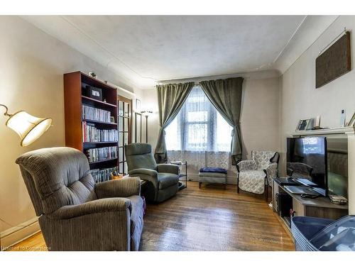 1264 King Street E, Hamilton, ON - Indoor Photo Showing Living Room