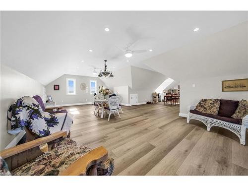 9230 South Chippawa Road, West Lincoln, ON - Indoor Photo Showing Living Room