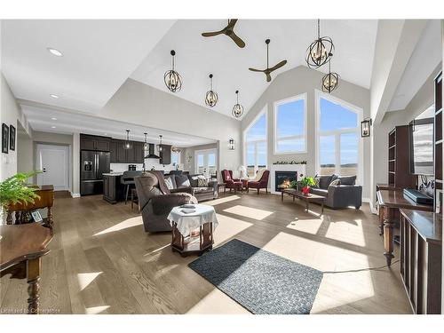 9230 South Chippawa Road, West Lincoln, ON - Indoor Photo Showing Living Room