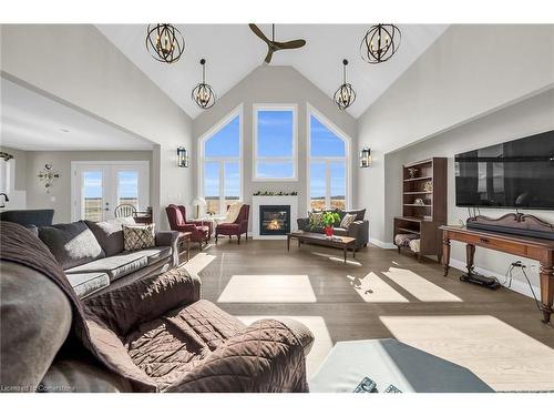 9230 South Chippawa Road, West Lincoln, ON - Indoor Photo Showing Living Room With Fireplace