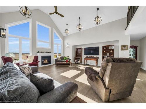 9230 South Chippawa Road, West Lincoln, ON - Indoor Photo Showing Living Room With Fireplace