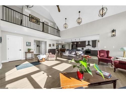 9230 South Chippawa Road, West Lincoln, ON - Indoor Photo Showing Living Room