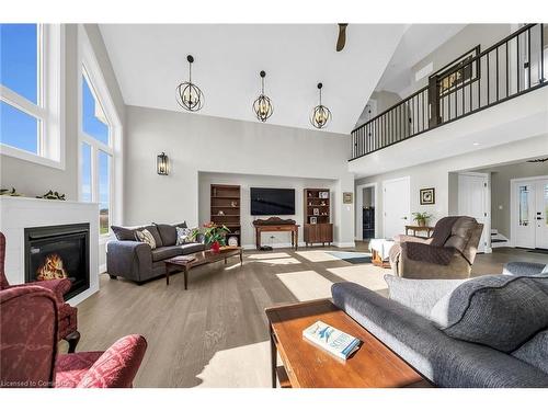 9230 South Chippawa Road, West Lincoln, ON - Indoor Photo Showing Living Room With Fireplace