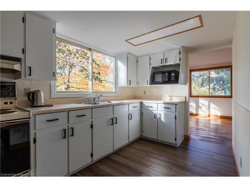 26 Auditorium Circle, Grimsby, ON - Indoor Photo Showing Kitchen With Double Sink