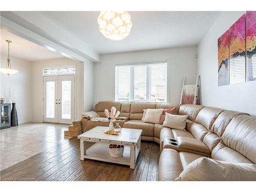 19 Hazelton Avenue, Hamilton, ON - Indoor Photo Showing Living Room