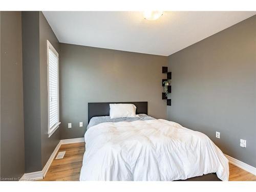 19 Hazelton Avenue, Hamilton, ON - Indoor Photo Showing Bedroom