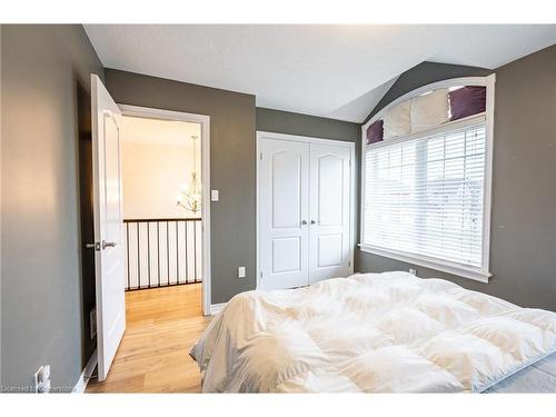 19 Hazelton Avenue, Hamilton, ON - Indoor Photo Showing Bedroom