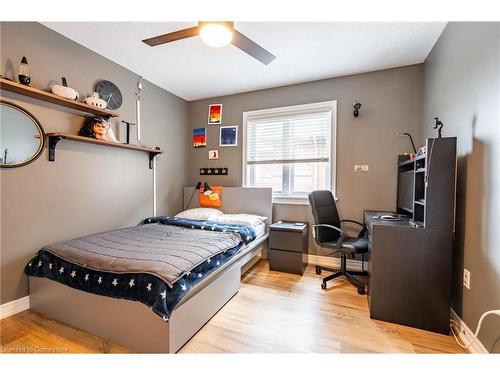 19 Hazelton Avenue, Hamilton, ON - Indoor Photo Showing Bedroom