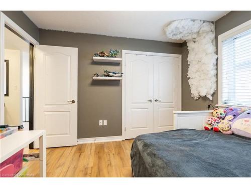 19 Hazelton Avenue, Hamilton, ON - Indoor Photo Showing Bedroom