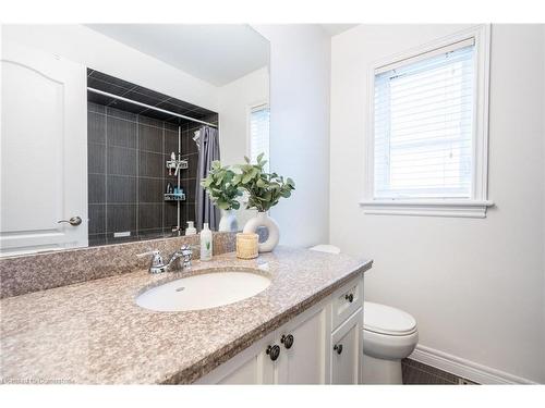 19 Hazelton Avenue, Hamilton, ON - Indoor Photo Showing Bathroom