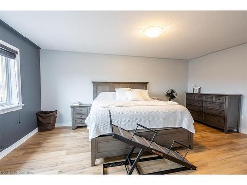 19 Hazelton Avenue, Hamilton, ON - Indoor Photo Showing Bedroom