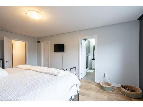 19 Hazelton Avenue, Hamilton, ON - Indoor Photo Showing Bedroom