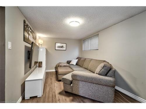 20-63 Fonthill Road, Hamilton, ON - Indoor Photo Showing Living Room