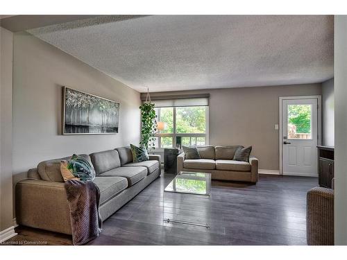 20-63 Fonthill Road, Hamilton, ON - Indoor Photo Showing Living Room