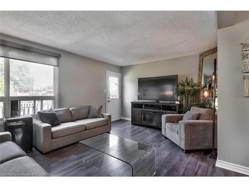 20-63 Fonthill Road, Hamilton, ON - Indoor Photo Showing Living Room