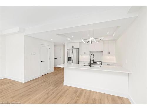 Main-34 Crooks Street, Hamilton, ON - Indoor Photo Showing Kitchen