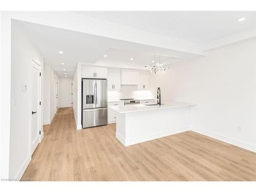 Main-34 Crooks Street, Hamilton, ON - Indoor Photo Showing Kitchen