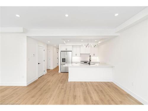 Main-34 Crooks Street, Hamilton, ON - Indoor Photo Showing Kitchen