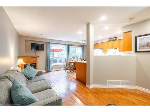 31-10 Cadham Boulevard, Hamilton, ON - Indoor Photo Showing Living Room