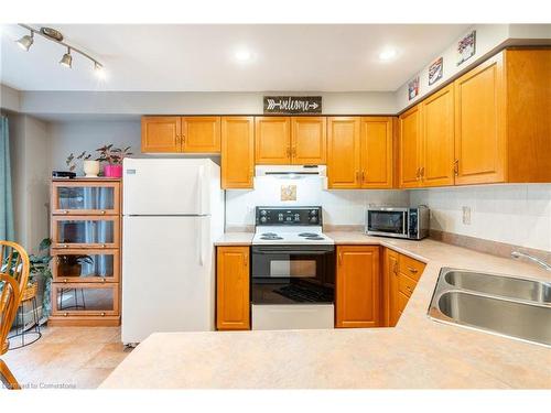 31-10 Cadham Boulevard, Hamilton, ON - Indoor Photo Showing Kitchen With Double Sink