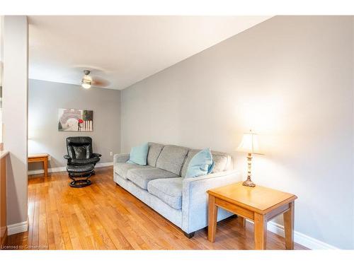 31-10 Cadham Boulevard, Hamilton, ON - Indoor Photo Showing Living Room